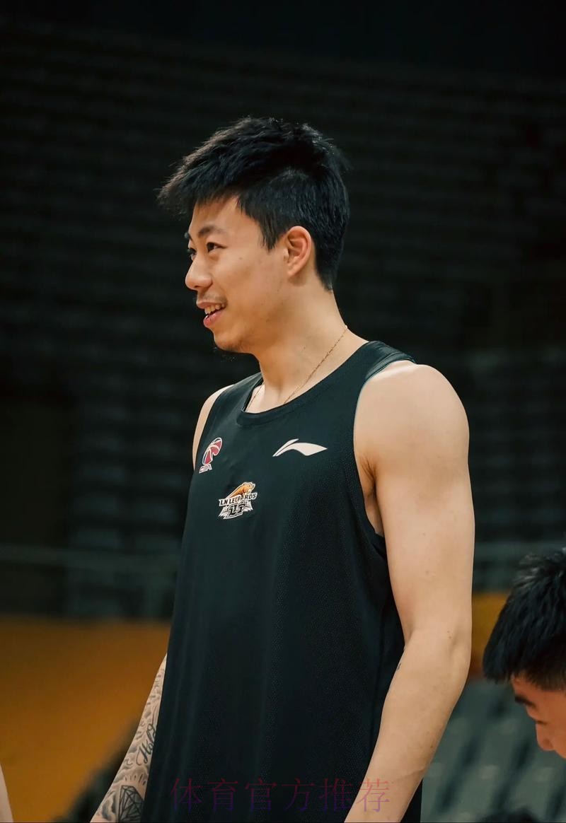 张镇麟反击妙传 刘铮上篮轻松拿下两分 张镇麟反击妙传 刘铮上篮轻松拿下两分